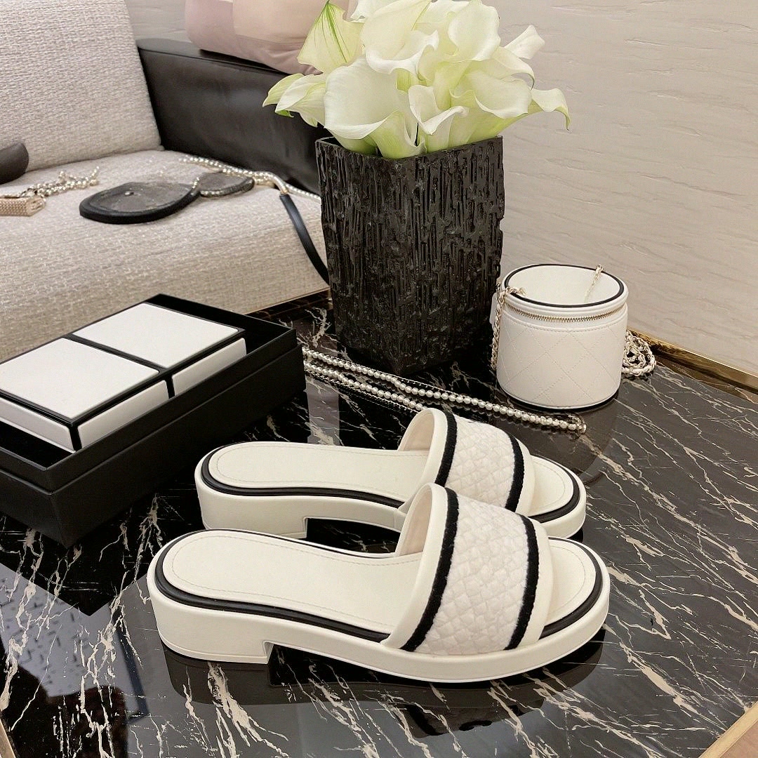 Summer Quilt - White Quilted Black Stripes Platform Slide